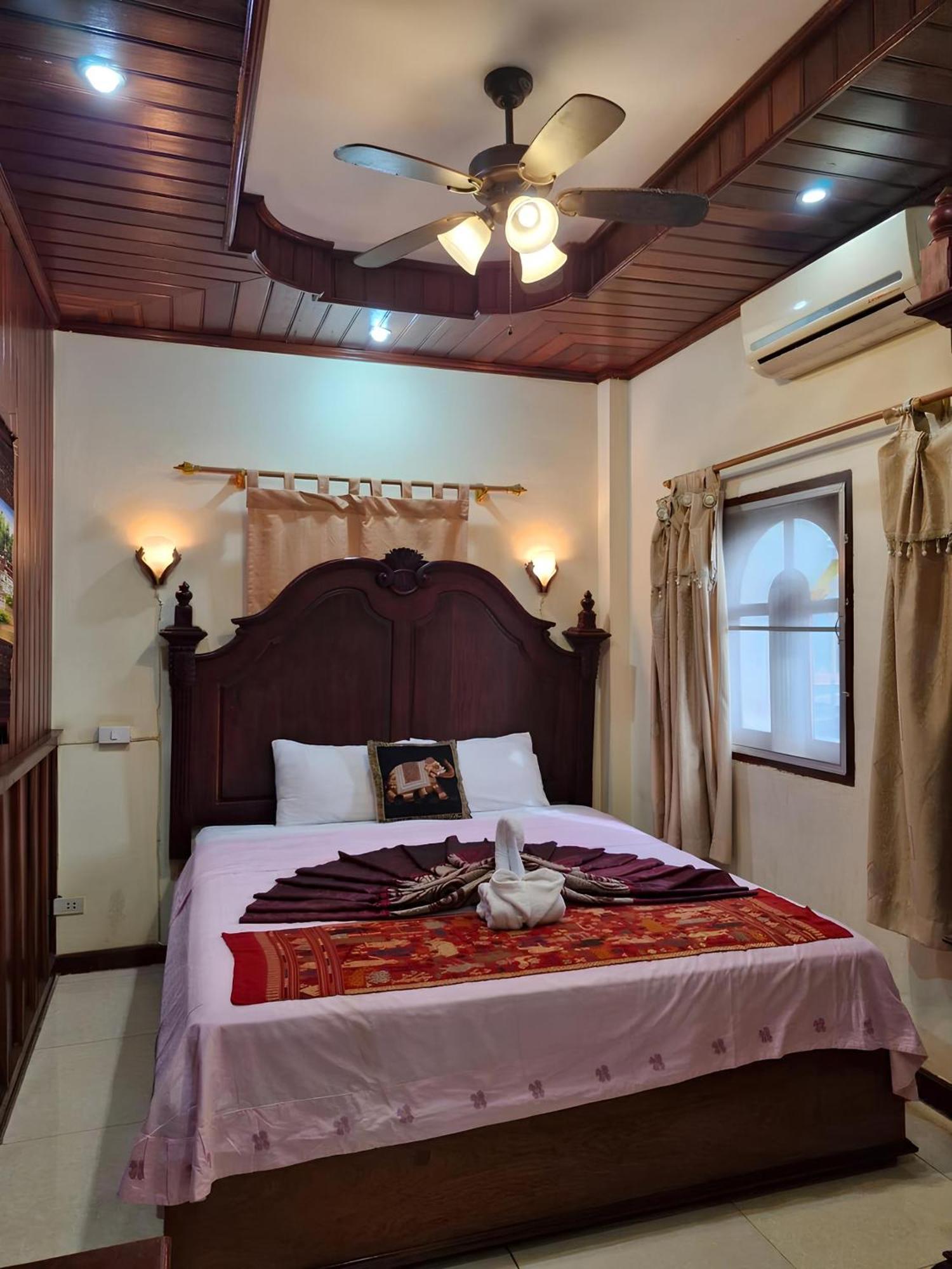Sakura Wood House Ξενοδοχείο Λουάνγκ Πραμπάνγκ Εξωτερικό φωτογραφία
