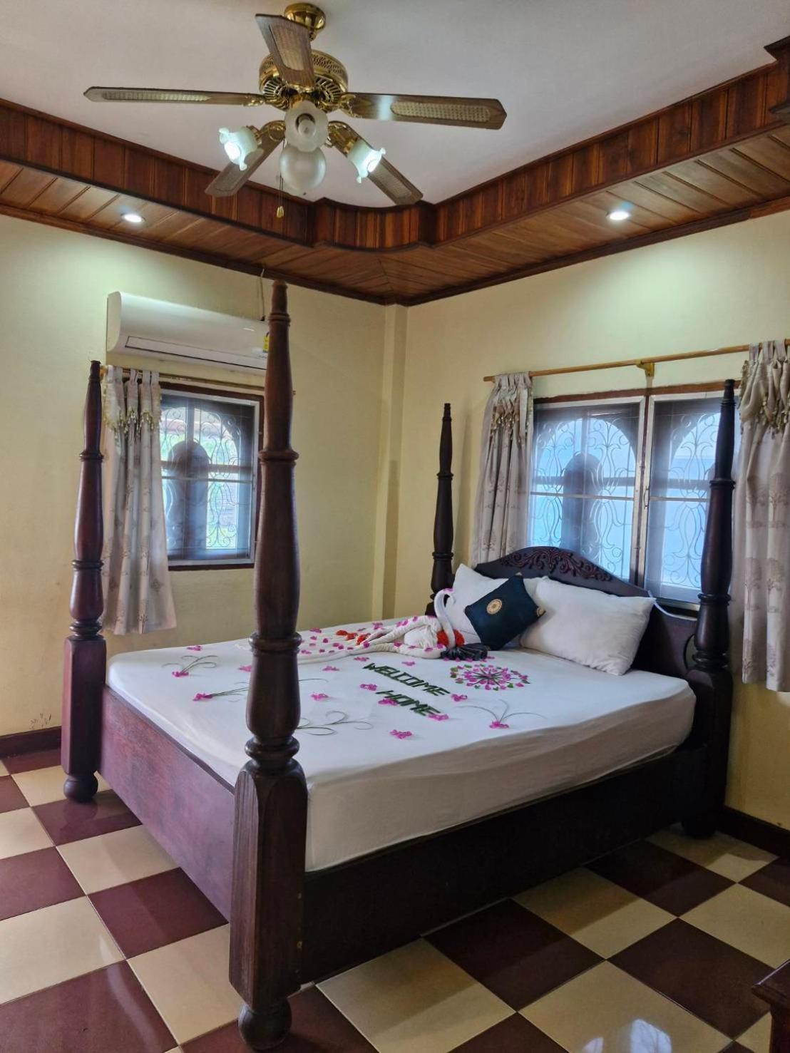 Sakura Wood House Ξενοδοχείο Λουάνγκ Πραμπάνγκ Εξωτερικό φωτογραφία